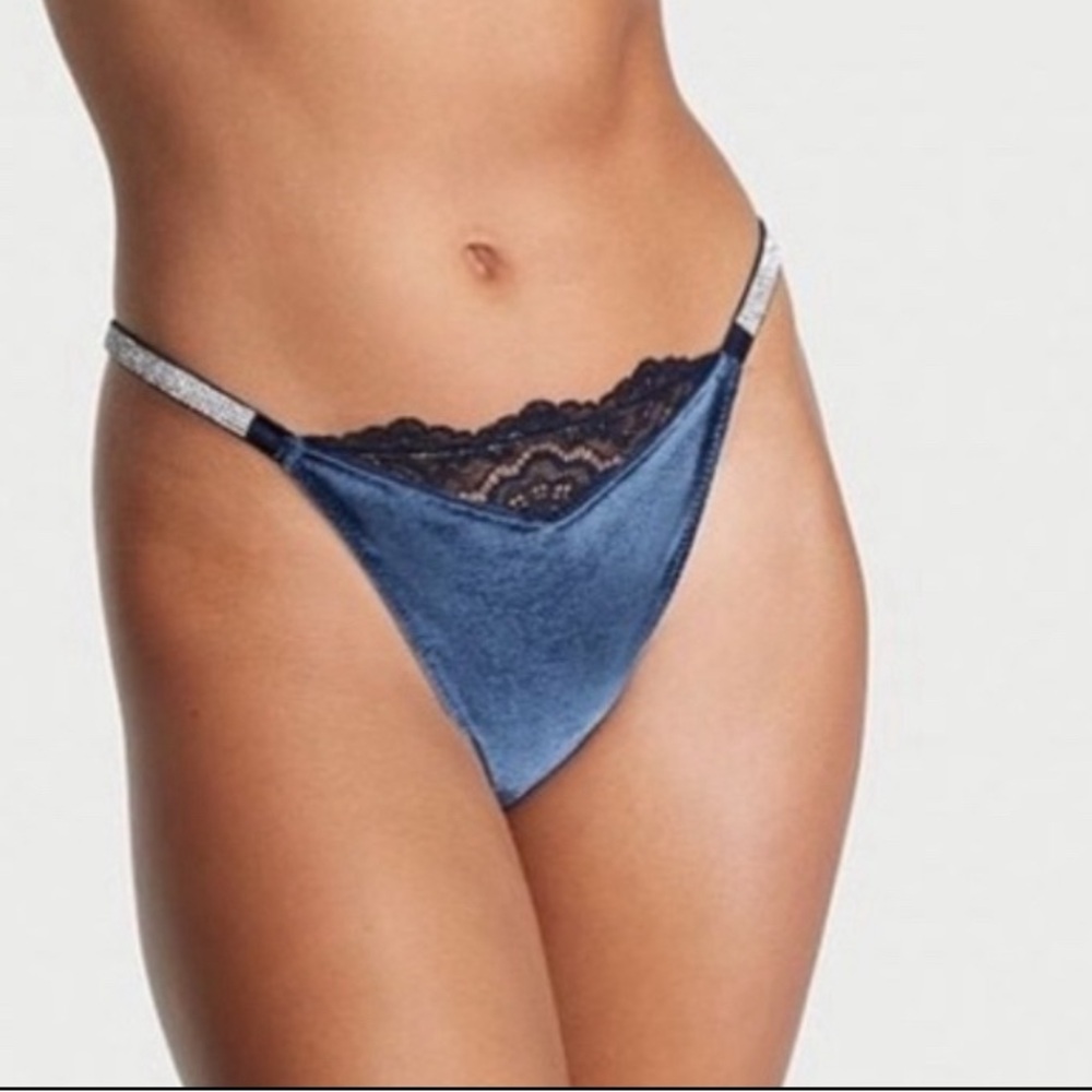 VS DREAM ANGELS Lace & Velvet Navy Shine Strap V-String Panty Noir Navy Medium